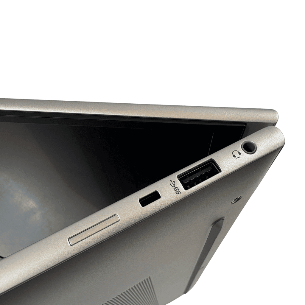 PNS-ELITEBOOK-G104 - ATR Store Close-up of a silver laptop's right edge showing a USB port, a headphone jack, and an SD card slot.